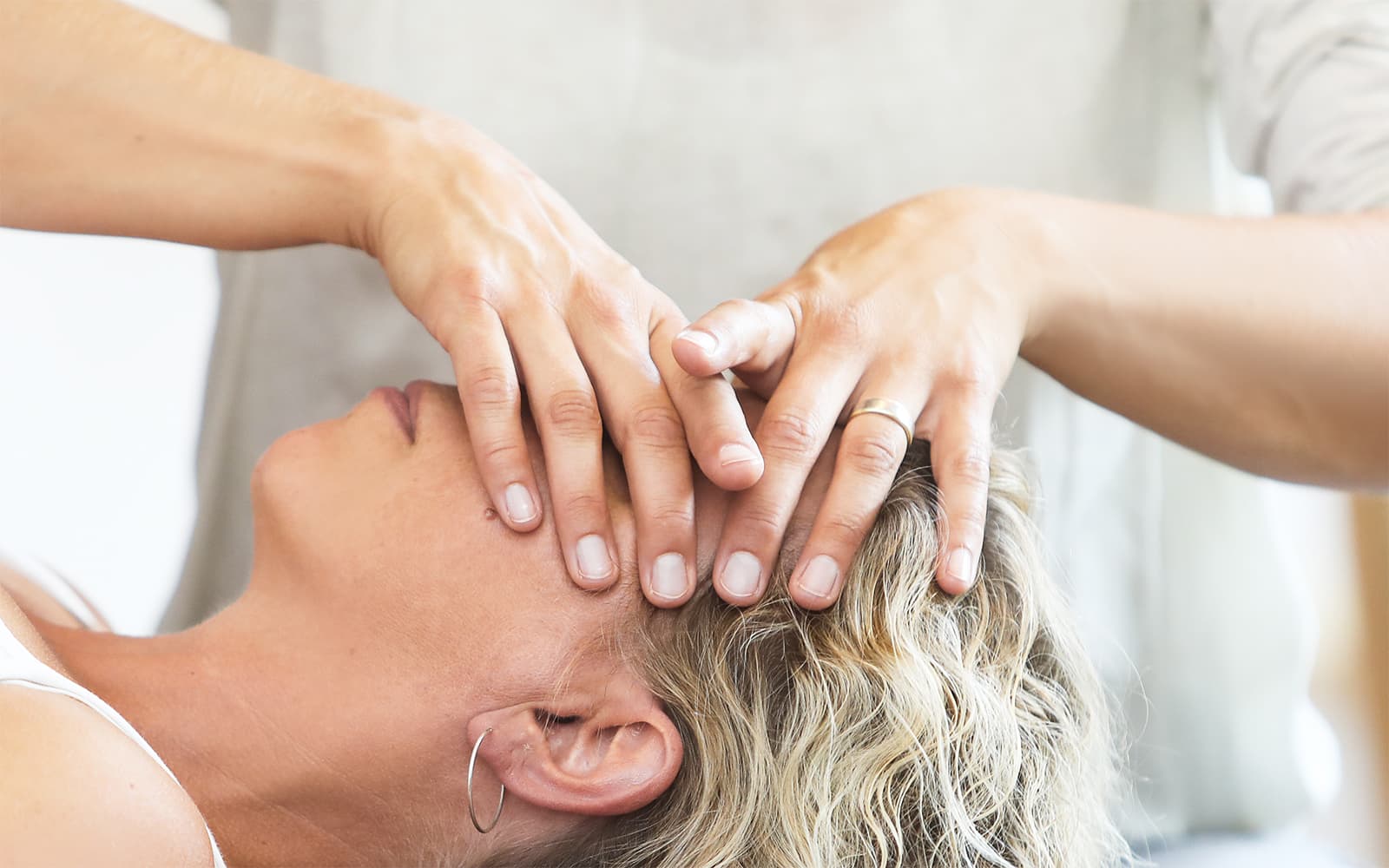 Craniosacrale Osteopathie; Behandlung des Schädels, der Wirbelsäule sowie Becken mit dem Nervensystem; Behandlung des craniosacralen Rhythmus